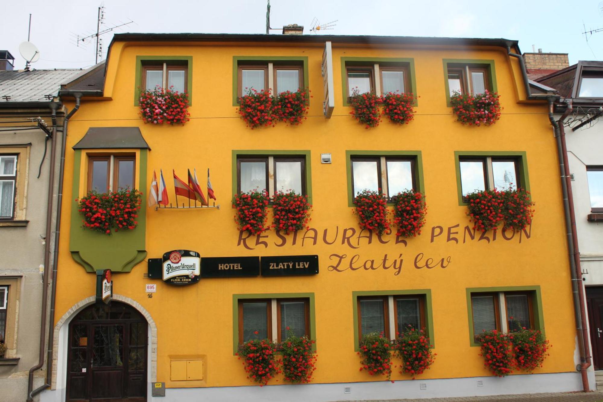 Zlaty Lev Hotel Свитави Екстериор снимка
