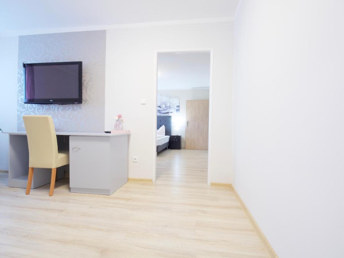 Zlaty Lev Hotel Свитави Екстериор снимка