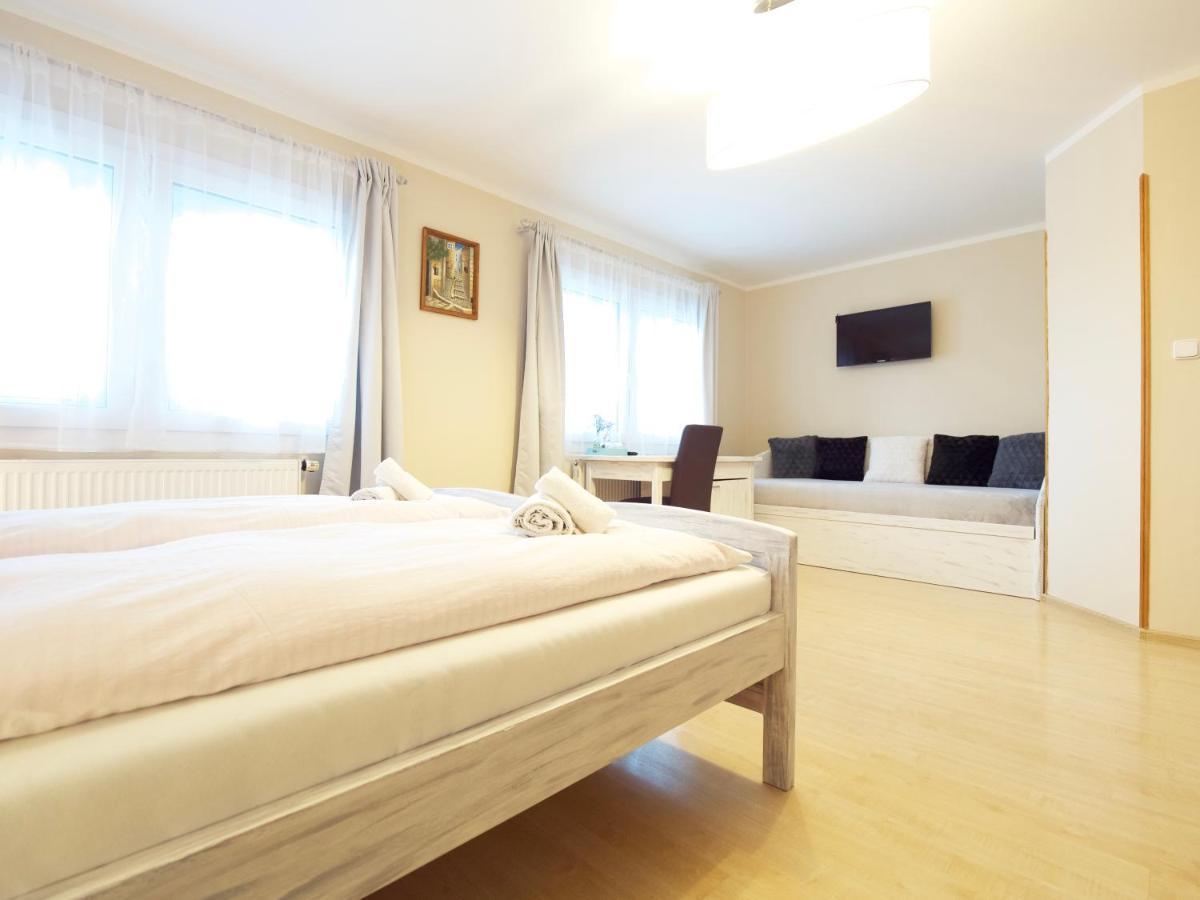 Zlaty Lev Hotel Свитави Екстериор снимка