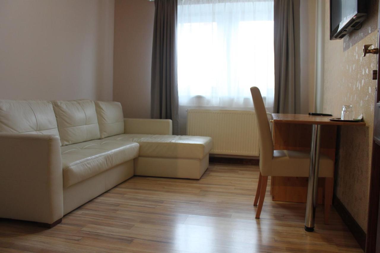 Zlaty Lev Hotel Свитави Екстериор снимка