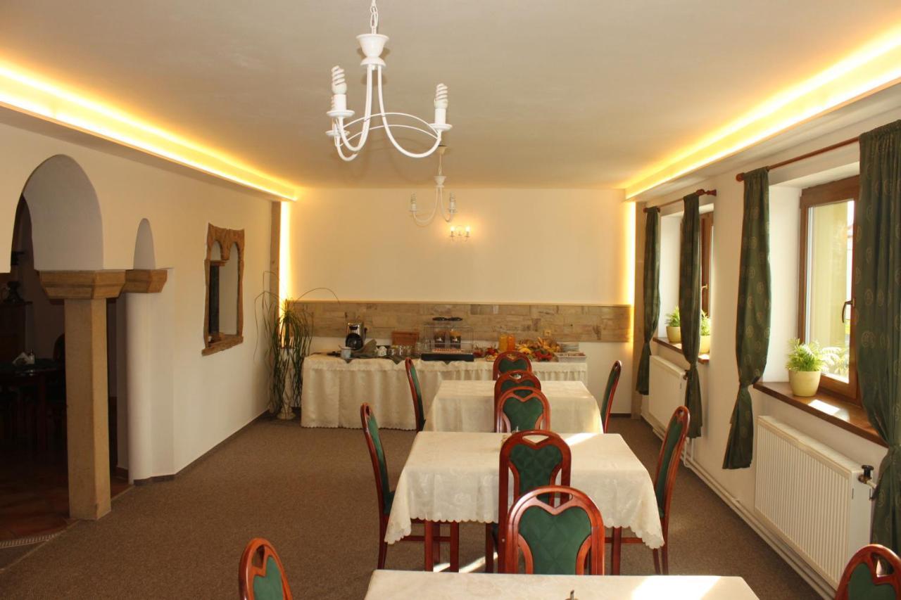 Zlaty Lev Hotel Свитави Екстериор снимка